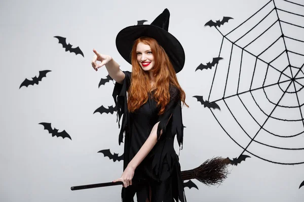 Halloween Concept - Happy elegante heks genieten van het spelen met bezemsteel. — Stockfoto
