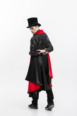 Vampir Cadılar Bayramı kavramı - portre yakışıklı beyaz vampirin kırmızı güzel holding beyaz stüdyo arka plan üzerinde yükseldi.. 