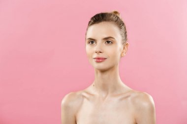 Cilt bakım kavramı - beyaz kadınla genç esmer kız mükemmel makyaj Fotoğraf kompozisyon büyüleyici. Pembe arka plan kopya alanı ile izole.