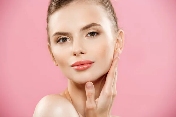 Schönheitskonzept - Nahaufnahme Porträt von attraktiven kaukasischen Mädchen mit Schönheit natürliche Haut isoliert auf rosa Hintergrund mit Kopierraum. — Stockfoto