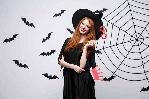 Halloween concept - mooie meisjes in zwarte heks jurken die partij rekwisieten. — Stockfoto
