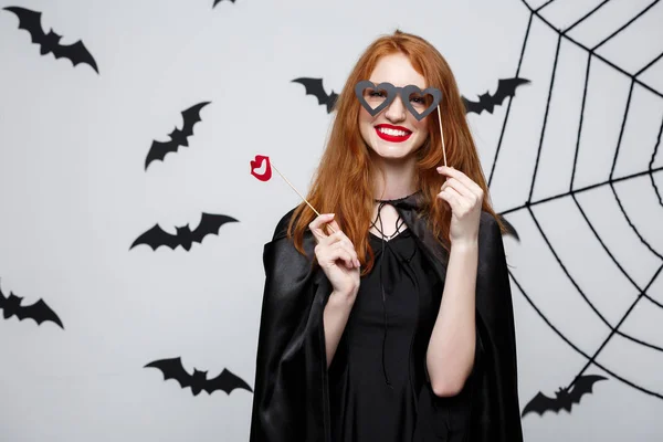 Koncept Halloween - krásné dívky v černém čarodějnice šaty držení stran rekvizity. — Stock fotografie