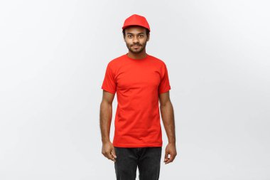 Teslimat Konsepti: Yakışıklı Afro-Amerikan teslimatçı. Grey Stüdyo Arkaplanı 'nda izole edilmiş. Boşluğu Kopyala.