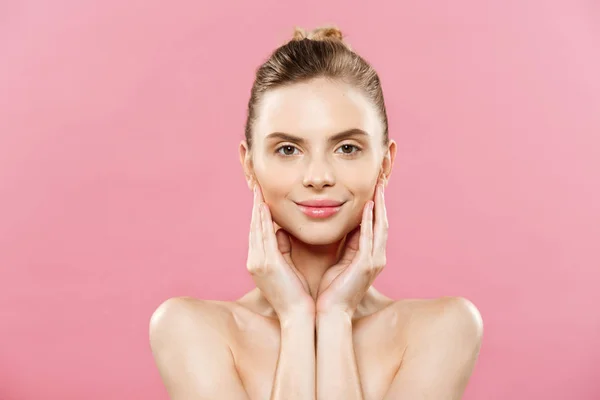 Beauty-Konzept - schöne Frau mit sauberer, frischer Haut aus nächster Nähe auf rosa Studio. Hautpflege Gesicht. Kosmetologie. — Stockfoto