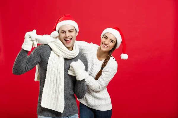 圣诞概念-快乐的年轻夫妇在 sweatesr 庆祝圣诞节与玩和跳舞 — 图库照片