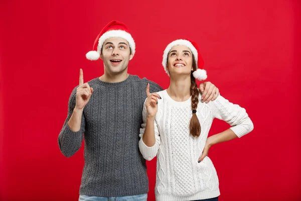 크리스마스 컨셉-측면에 세로 사랑 스러운 젊은 부부 손가락 — 스톡 사진