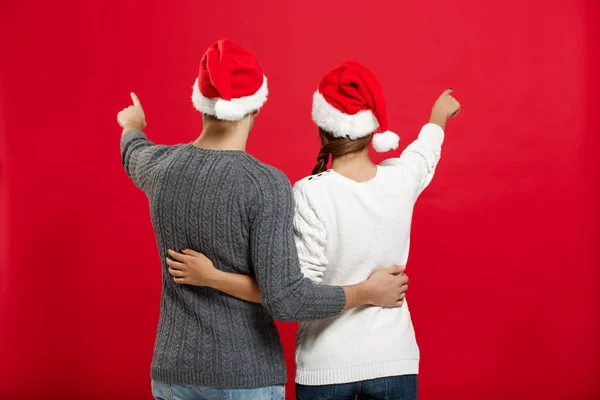 Conceito de Natal - visão traseira do retrato lindo jovem casal dedo no lado bom uso para apresentação ou montagem — Fotografia de Stock