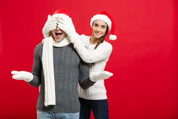 Conceito de Natal - retrato linda namorada surpreendente fechar os olhos do namorado no dia de Natal — Fotografia de Stock