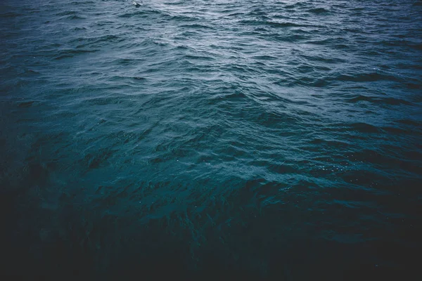 Superficie azul del mar, vista superior. tono de humor oscuro . —  Fotos de Stock