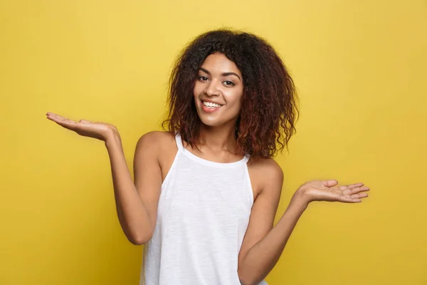 Businessconcept - portret van mooie rustige jonge Afro-Amerikaanse presenteren door hand wijzen aan kant. — Stockfoto