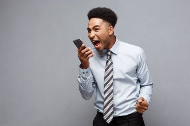 İş kavramı - bağırarak ve cep telefonu çığlık stresli Afrikalı-Amerikalı iş adamı.