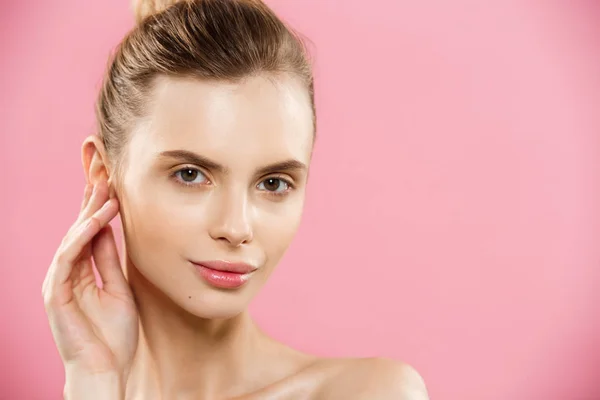 Beauty Concept - Close up Ritratto di attraente ragazza caucasica con bellezza pelle naturale isolata su sfondo rosa con spazio copia . — Foto Stock