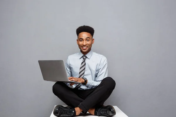 Affärsidé - Happy stilig professionell amerikansk affärsman spela på labtop. — Stockfoto