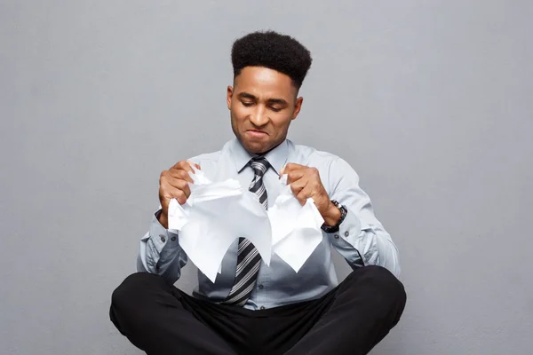 Koncepcja biznesowa - przystojny młody profesjonalny biznesmen african american wyrzucać stos Paperworks latające w powietrzu. — Zdjęcie stockowe