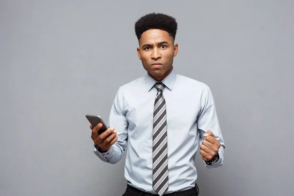 Affärsidé - stressande afrikanska amerikansk affärsman ropade och skrek på mobiltelefon. — Stockfoto