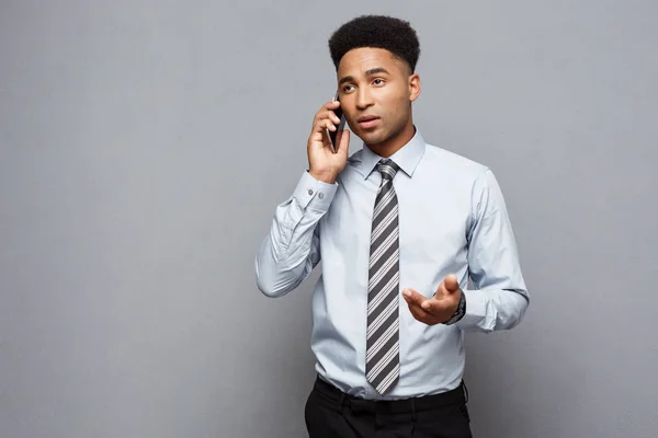 Affärsidé - glada professionella afrikanska amerikansk affärsman glad pratar i mobiltelefon med klienten. — Stockfoto