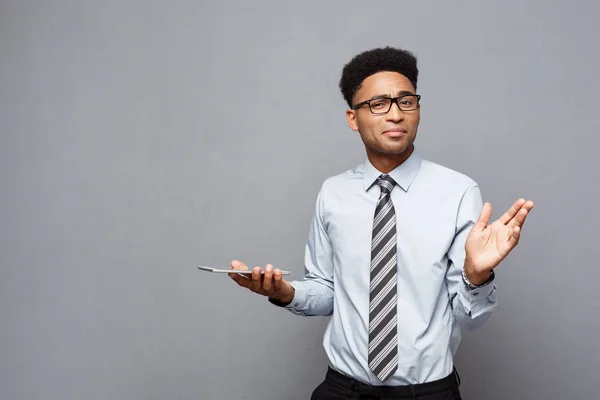 Affärsidé - Happy stilig professionella afrikanska amerikansk affärsman chockerande och tänkande med digital tablett på handen. — Stockfoto