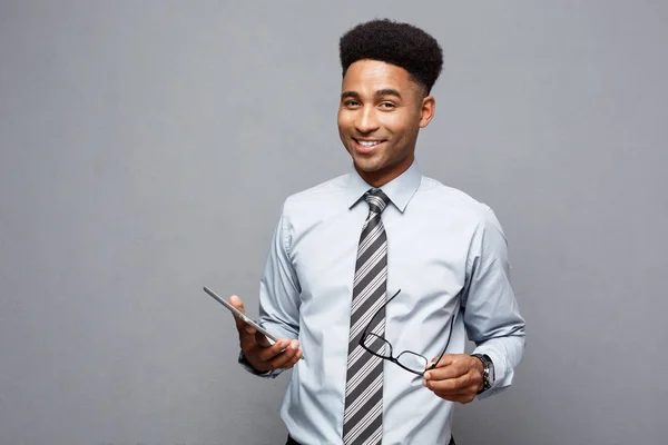 Affärsidé - Happy stilig professionell amerikansk affärsman innehav digital tablett och prata med klienten. — Stockfoto