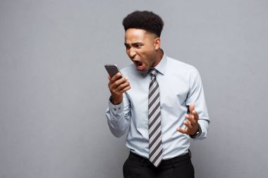 İş kavramı - bağırarak ve cep telefonu çığlık stresli Afrikalı-Amerikalı iş adamı.