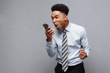 İş kavramı - bağırarak ve cep telefonu çığlık stresli Afrikalı-Amerikalı iş adamı.