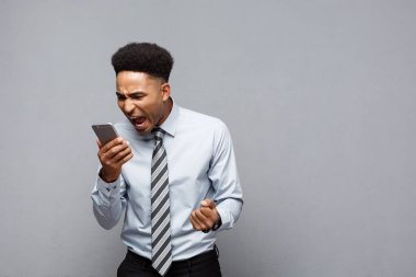 İş kavramı - bağırarak ve cep telefonu çığlık stresli Afrikalı-Amerikalı iş adamı.