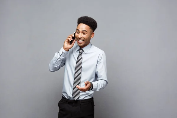 Businessconcept - vrolijke professionele Afro-Amerikaanse zakenman gelukkig praten op mobiele telefoon met klant. — Stockfoto