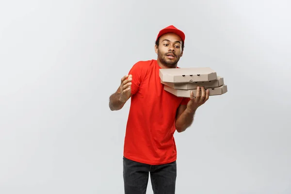 《 배달 컨셉 》 (Delivery Concept) - 아프리카계 미국인 피자 배달부의 초상. 그레이 스튜디오 백 그라운드에서 격리되었습니다. 복사 우주. — 스톡 사진