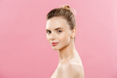 Cilt bakım kavramı - beyaz kadınla genç esmer kız mükemmel makyaj Fotoğraf kompozisyon büyüleyici. Pembe arka plan kopya alanı ile izole.