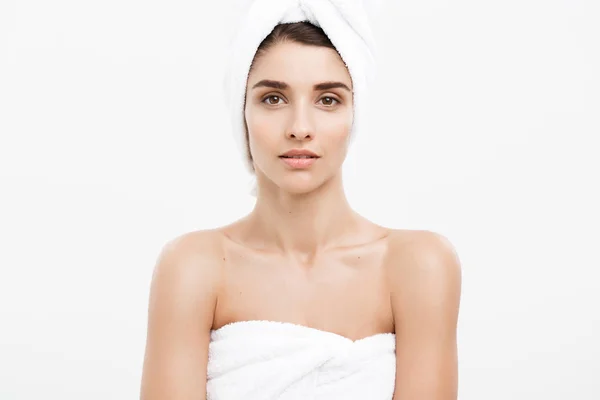 Skönhet och hud vård koncept-vackra kaukasiska ung kvinna som bär handduk efter dusch — Stockfoto