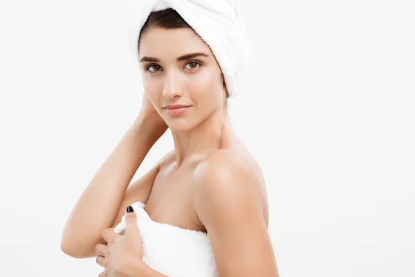 Piękno i skóry opieki koncepcja - piękne kaukaski kobieta Młodzi z ręcznik na jej piersi, na białe nakrycia głowy. — Zdjęcie stockowe