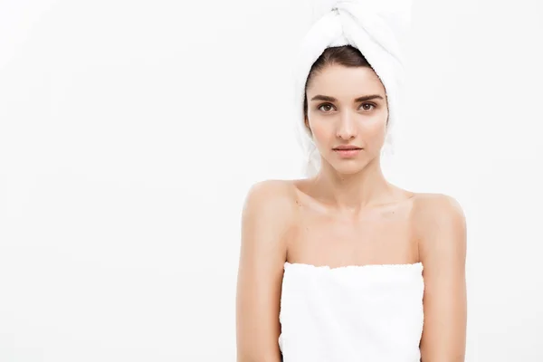 美容和护肤概念-美丽的高加索年轻女子用浴巾在头覆盖她的乳房, 白色 — 图库照片