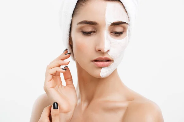 Beauty Skin Care Concept - Beautiful Caucasian Woman Face Portrait menerapkan topeng krim pada latar belakang kulit wajah putihnya . — Stok Foto
