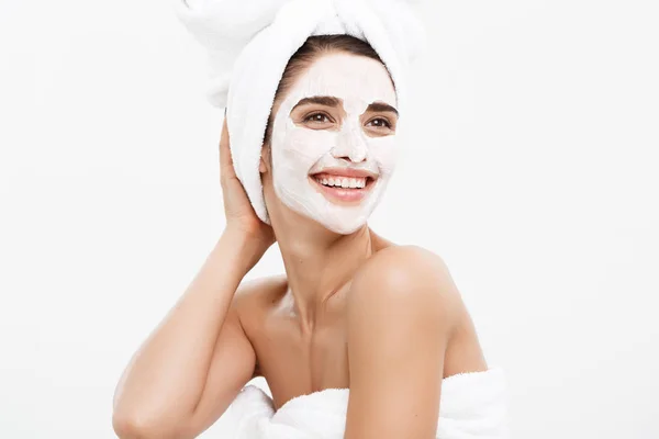 Beauty Skin Care Concept - Hermosa mujer caucásica retrato de la cara aplicando máscara de crema en su piel facial fondo blanco . —  Fotos de Stock