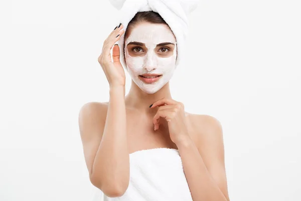 Krása kůže péče o koncept - Kavkazský žena tvář portrét vyrovnávací krém masku na její kůži obličeje bílé pozadí. — Stock fotografie