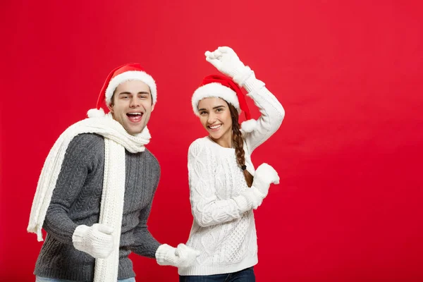 Conceito de Natal - Jovem casal feliz no suor celebrando o Natal com brincar e dançar — Fotografia de Stock