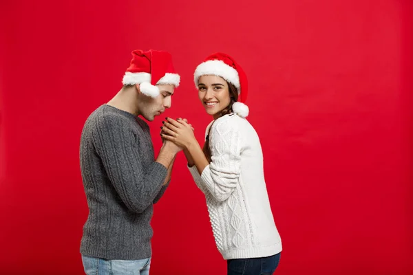 Conceito de Natal - jovem casal elegante segurando a mão uns aos outros — Fotografia de Stock