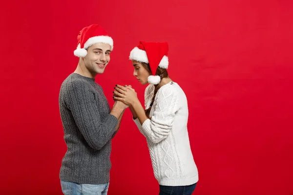 Рождественская концепция - молодая стильная пара, держащаяся за руки — стоковое фото