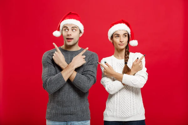 Conceito de Natal - retrato lindo jovem casal dedo no lado — Fotografia de Stock