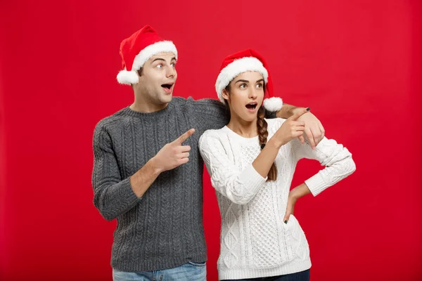 Conceito de Natal - retrato lindo jovem casal dedo no lado — Fotografia de Stock