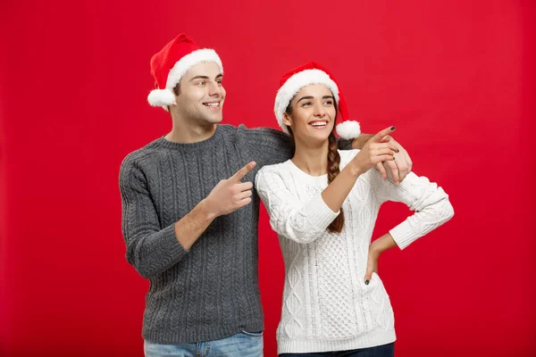 Conceito de Natal - retrato lindo jovem casal dedo no lado — Fotografia de Stock