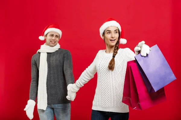 Conceito de Natal - Bela namorada forçar seu namorado a — Fotografia de Stock