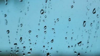 Pencereye karşı vintage işlem tonuyla yağmur damlaları.