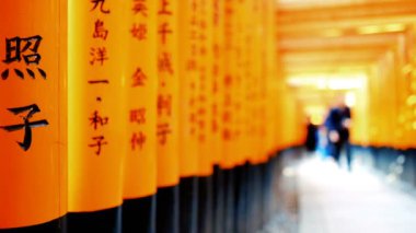 Fushimi Inari tapınak veya Fushimi Inari Taisha, Kyoto, Japonya için bir Shinto Tapınağı. Vermilyon yakın gates binlerce için ünlü bir Japon anıt.