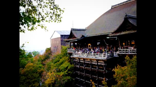 El lapso de tiempo 4K de caída roja deja el otoño en el templo Kiyomizu-dera en Kyoto, Japón — Vídeos de Stock