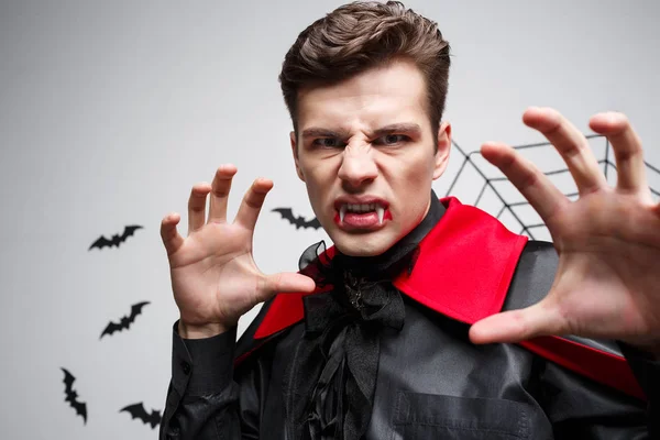 Vampir-Halloween-Konzept - Porträt eines wütenden kaukasischen Vampirs, der schreit. — Stockfoto