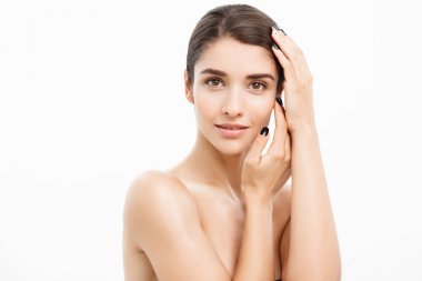 Güzellik ve kaplıca - Beyaz arka planda kusursuz cilde sahip büyüleyici genç bir kadın.