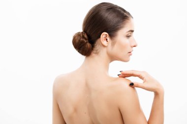 Güzellik ve kaplıca - Beyaz arka planda kusursuz cilde sahip büyüleyici genç bir kadın.