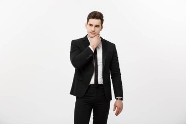 Siyah takım elbise ve düşünme veya beyaz arka plan üzerinde izole rüya boşluk bakarak gözlük yakışıklı delikanlı