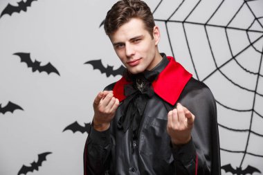 Vampir Cadılar Bayramı kavramı - siyah ve kırmızı halloween kılık yakışıklı beyaz vampir portresi. 