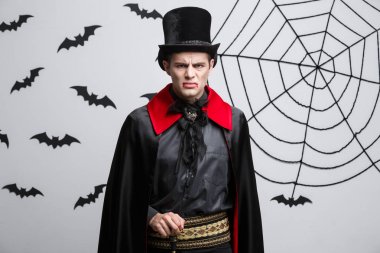 Vampir Cadılar Bayramı kavramı - çığlık öfkeli beyaz vampir portresi. 